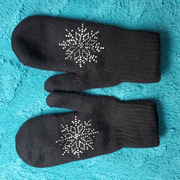 Snowflake Mittens - Picture 1 of 4